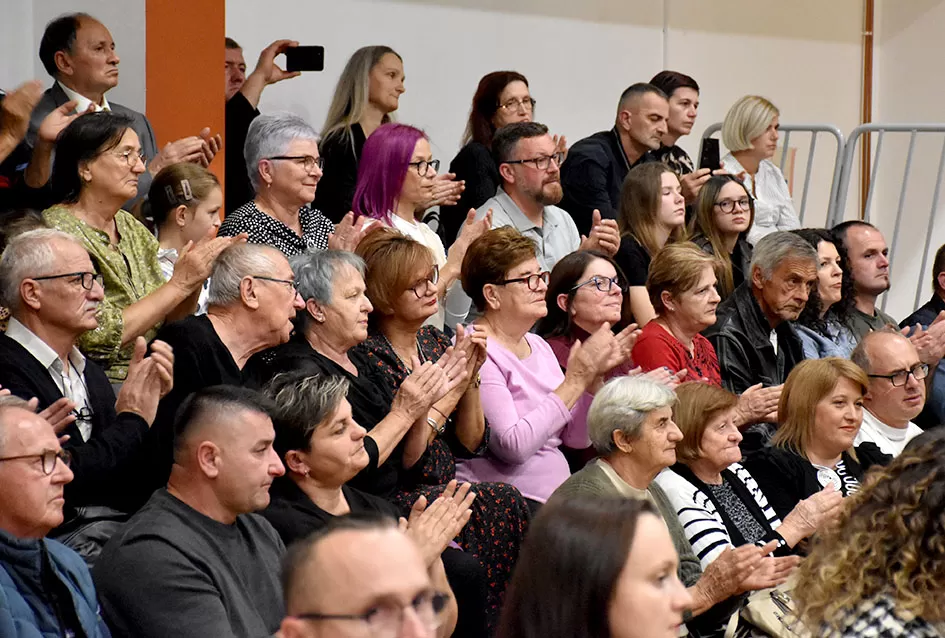 Kaptolački tamburaški orkestar tamburama i pjesmama u šetnji Slavonijom