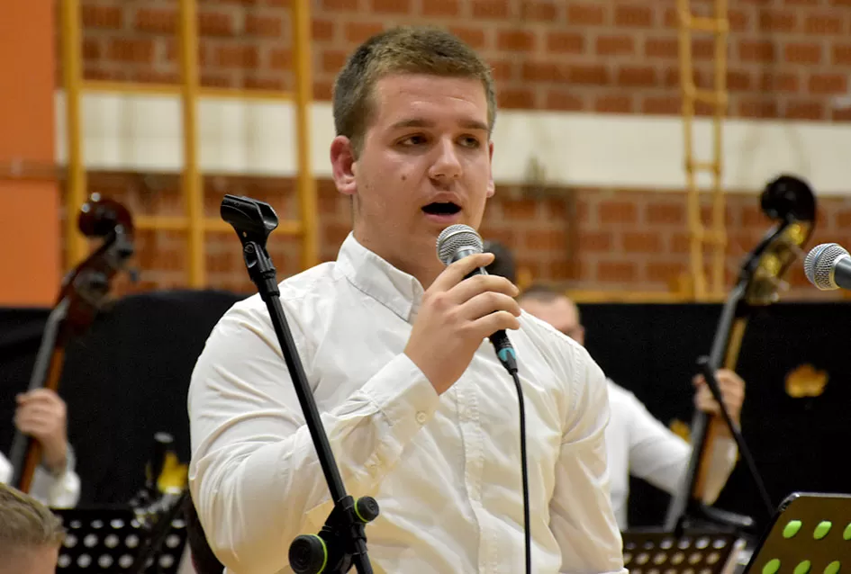 Kaptolački tamburaški orkestar tamburama i pjesmama u šetnji Slavonijom