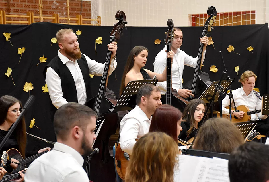 Kaptolački tamburaški orkestar tamburama i pjesmama u šetnji Slavonijom