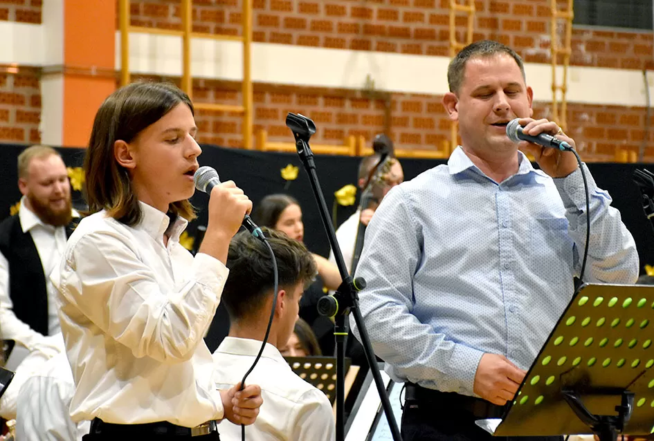 Kaptolački tamburaški orkestar tamburama i pjesmama u šetnji Slavonijom