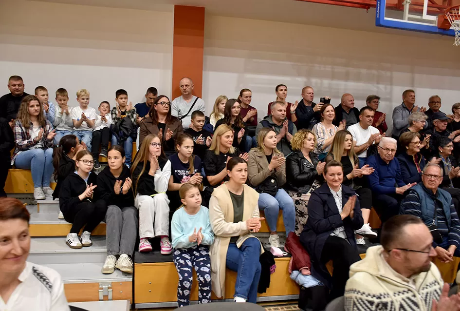 Kaptolački tamburaški orkestar tamburama i pjesmama u šetnji Slavonijom