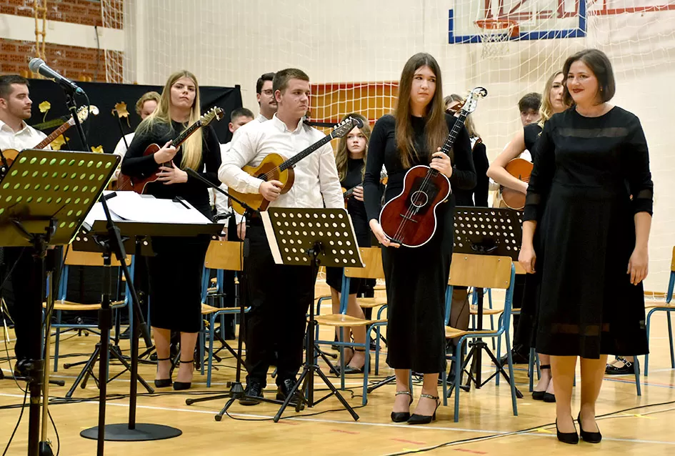Kaptolački tamburaški orkestar tamburama i pjesmama u šetnji Slavonijom