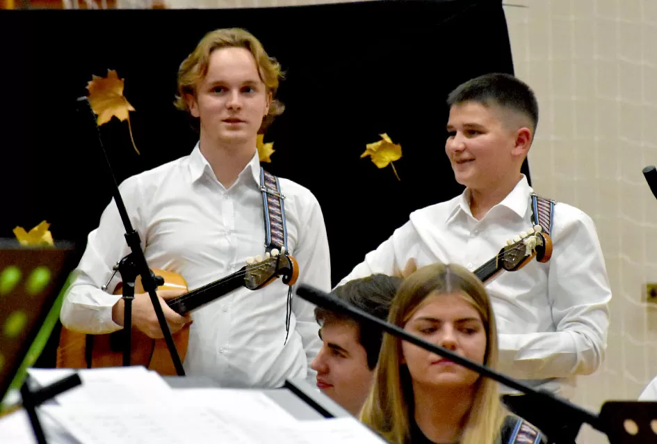 Kaptolački tamburaški orkestar tamburama i pjesmama u šetnji Slavonijom