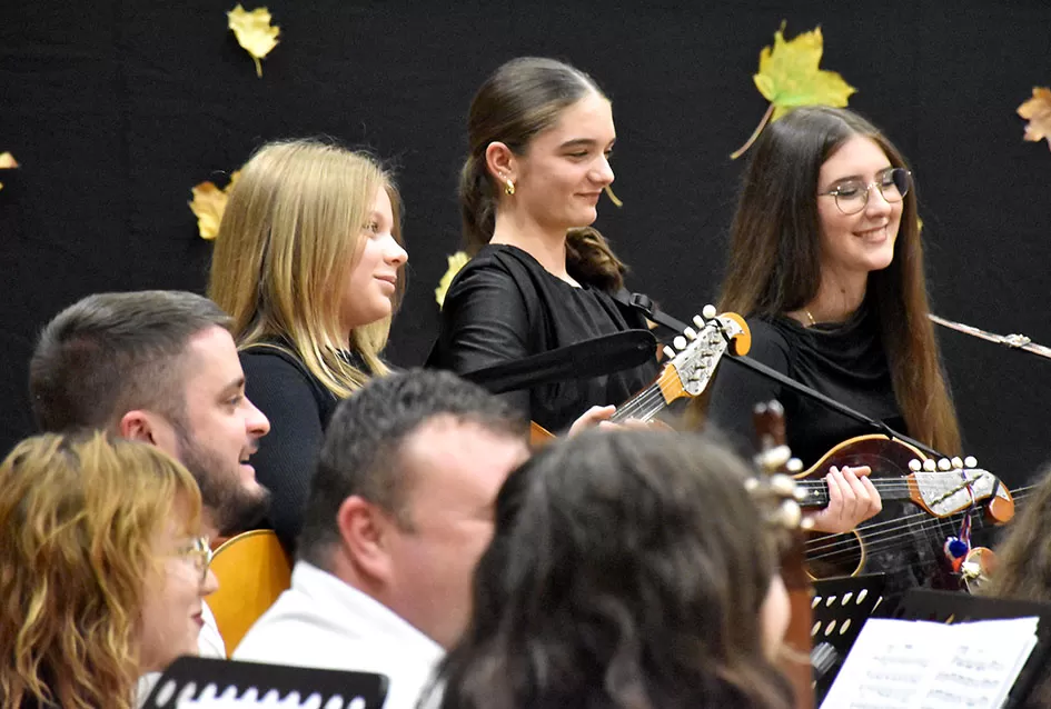 Kaptolački tamburaški orkestar tamburama i pjesmama u šetnji Slavonijom