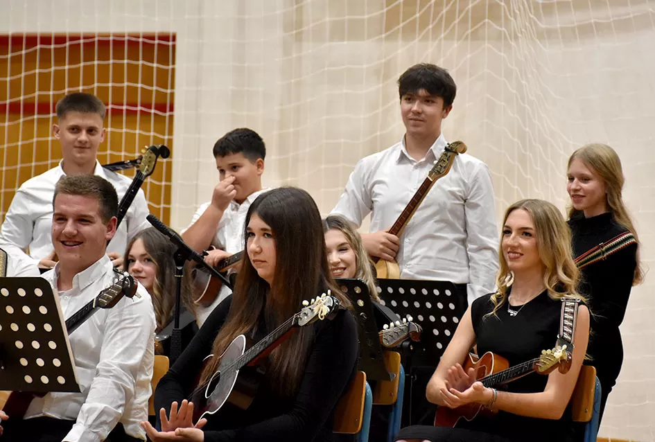 Kaptolački tamburaški orkestar tamburama i pjesmama u šetnji Slavonijom