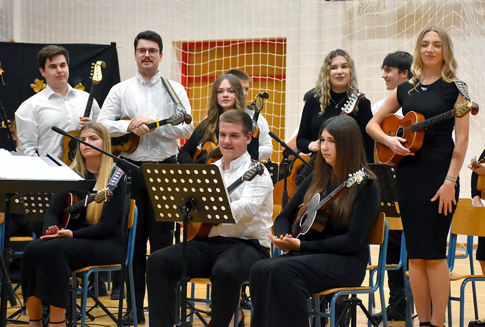 Kaptolački tamburaški orkestar tamburama i pjesmama u šetnji Slavonijom