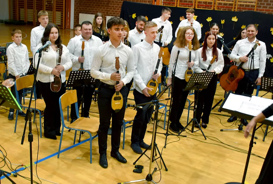 Kaptolački tamburaški orkestar tamburama i pjesmama u šetnji Slavonijom