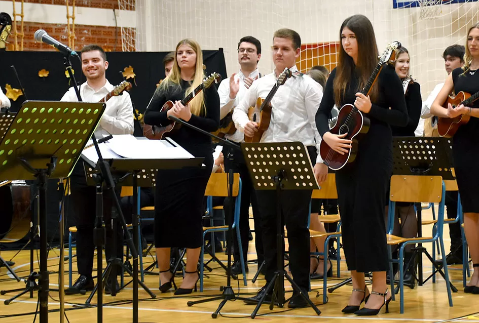 Kaptolački tamburaški orkestar tamburama i pjesmama u šetnji Slavonijom