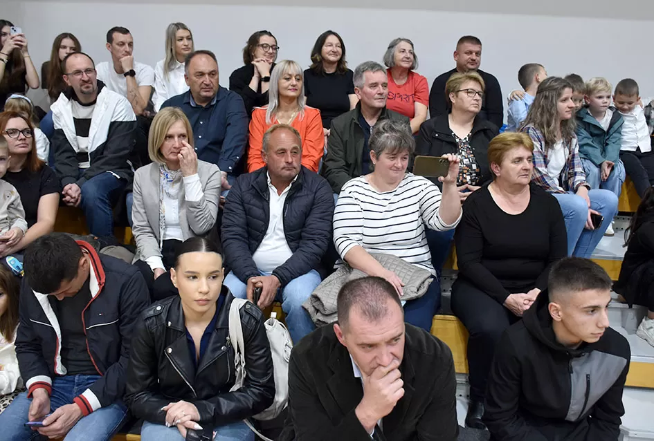 Kaptolački tamburaški orkestar tamburama i pjesmama u šetnji Slavonijom