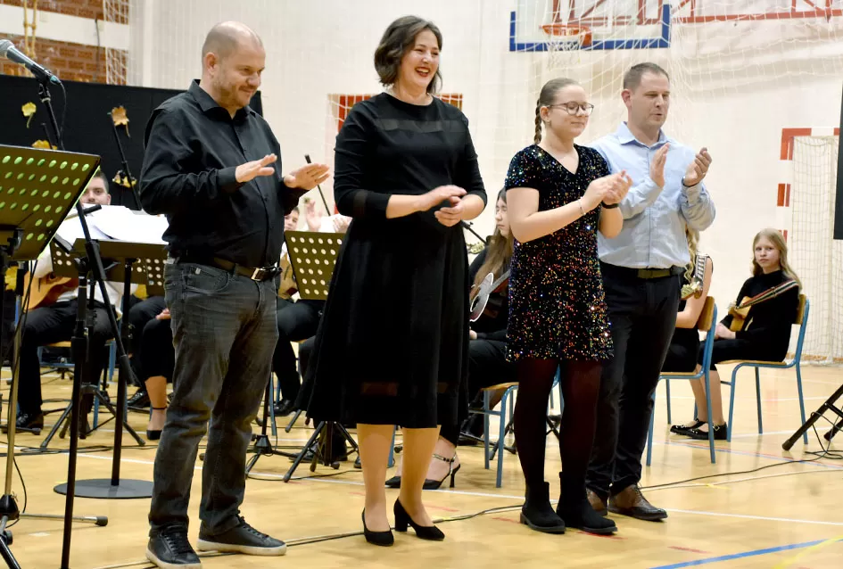 Kaptolački tamburaški orkestar tamburama i pjesmama u šetnji Slavonijom