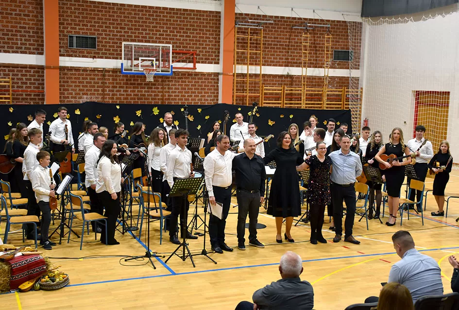 Kaptolački tamburaški orkestar tamburama i pjesmama u šetnji Slavonijom