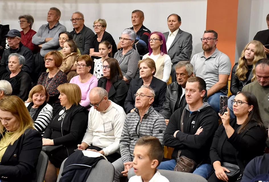 Kaptolački tamburaški orkestar tamburama i pjesmama u šetnji Slavonijom