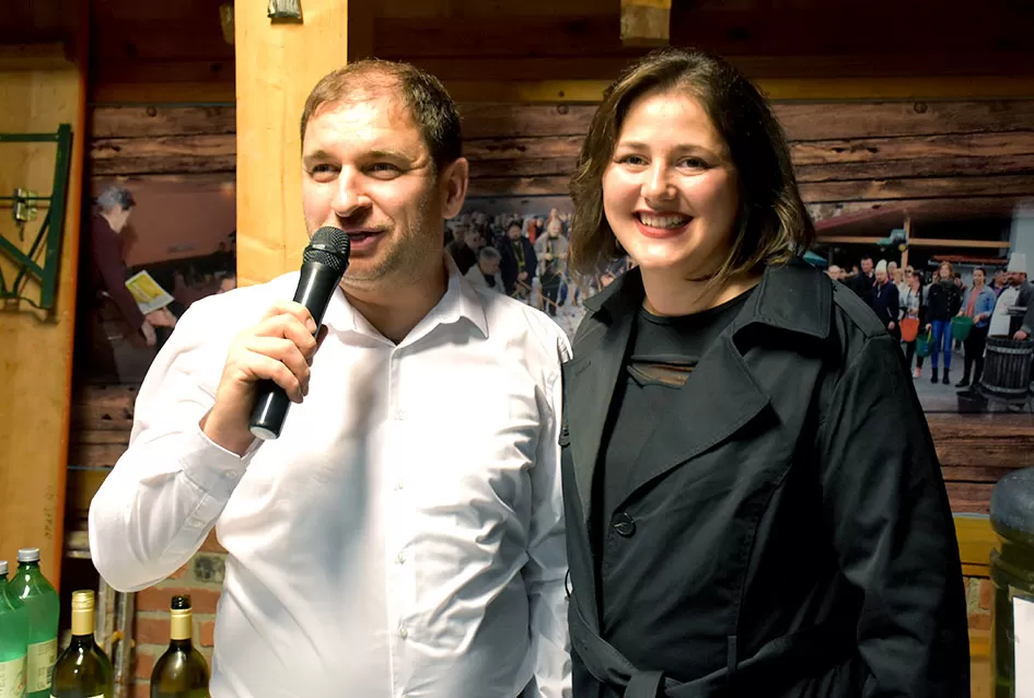 Kaptolački tamburaški orkestar tamburama i pjesmama u šetnji Slavonijom