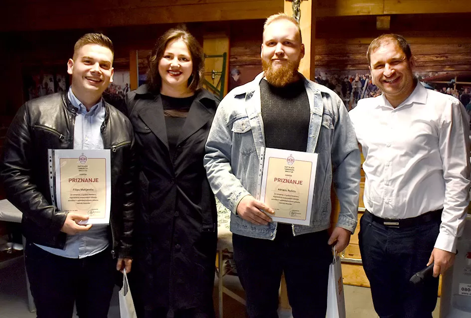 Kaptolački tamburaški orkestar tamburama i pjesmama u šetnji Slavonijom