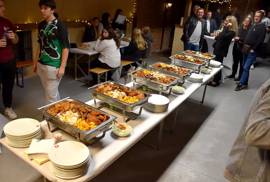 Kaptolački tamburaški orkestar tamburama i pjesmama u šetnji Slavonijom