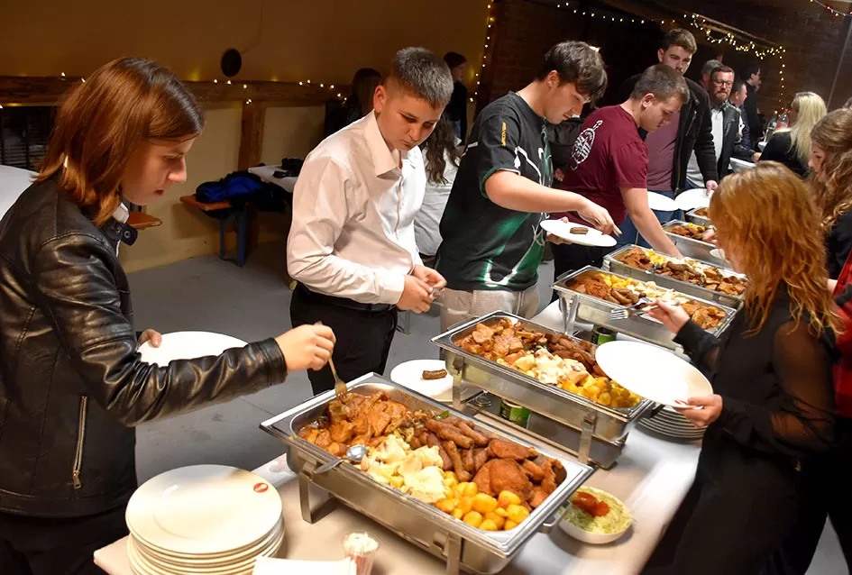 Kaptolački tamburaški orkestar tamburama i pjesmama u šetnji Slavonijom