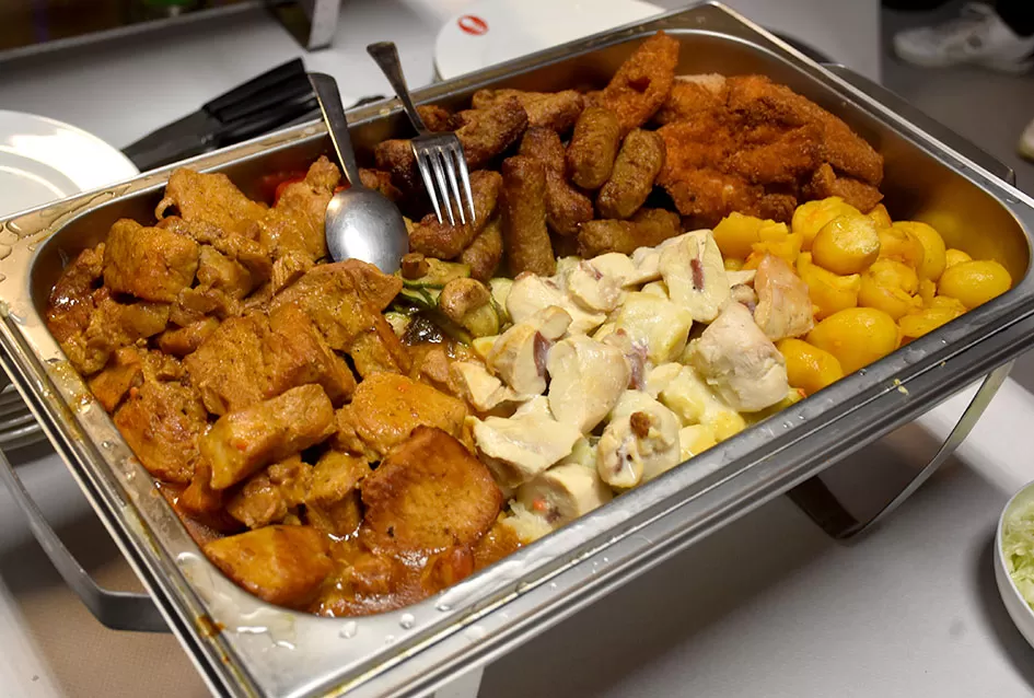 Kaptolački tamburaški orkestar tamburama i pjesmama u šetnji Slavonijom