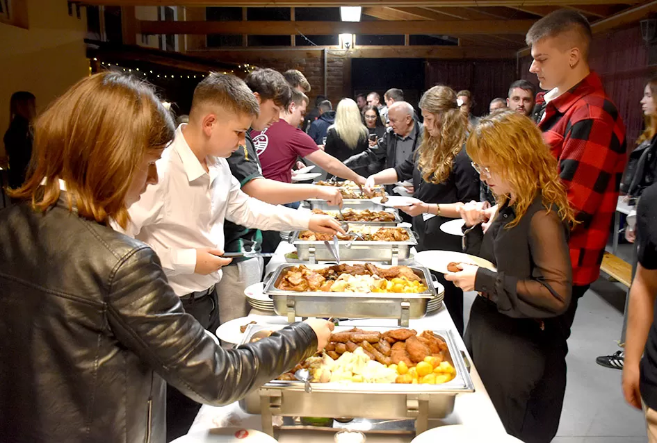 Kaptolački tamburaški orkestar tamburama i pjesmama u šetnji Slavonijom