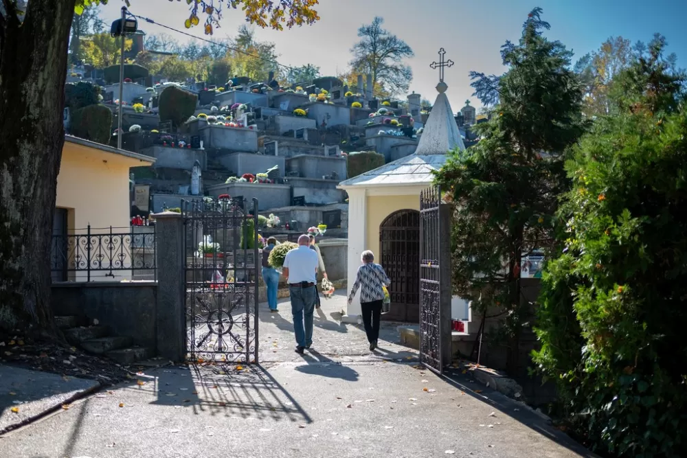 Svi Sveti u Požegi – građani posjećuju grobove najmilijih