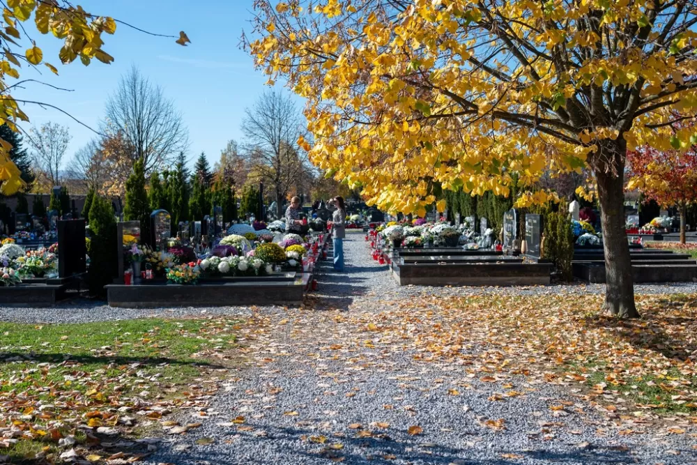 Svi Sveti u Požegi – građani posjećuju grobove najmilijih