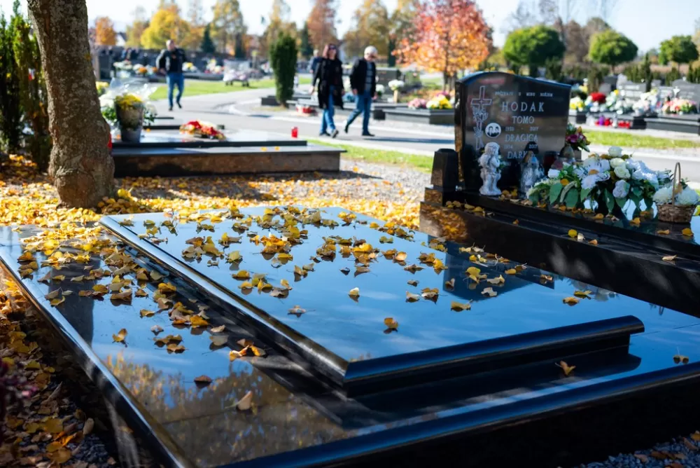 Svi Sveti u Požegi – građani posjećuju grobove najmilijih