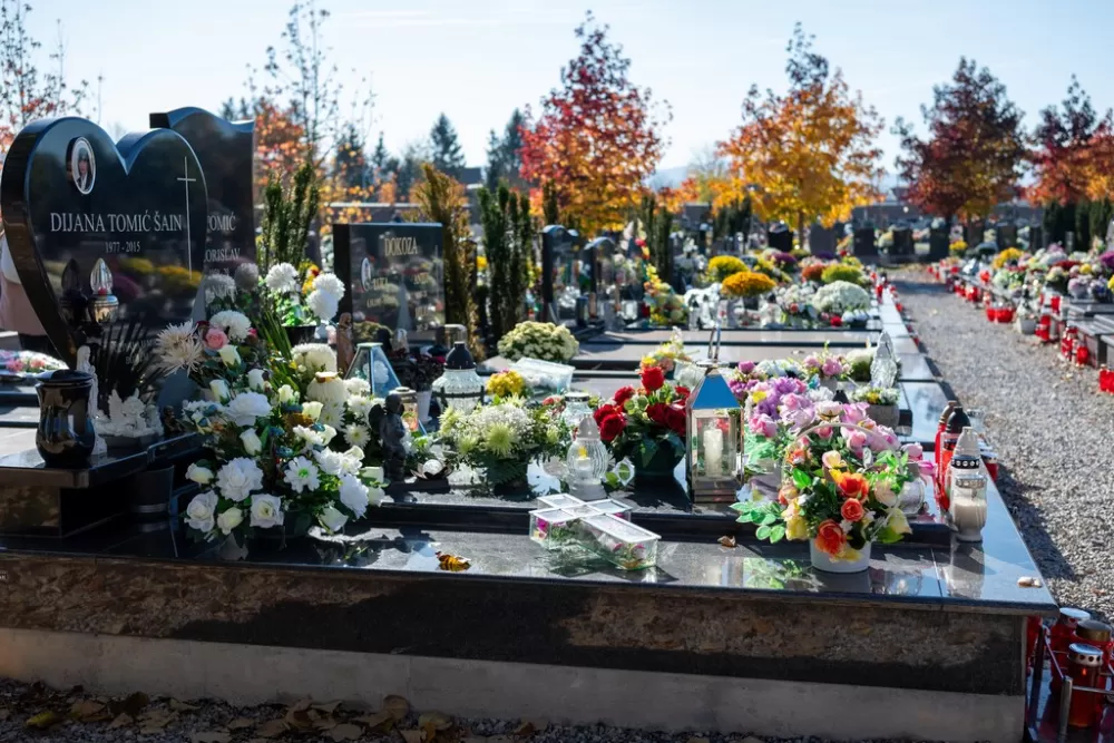 Svi Sveti u Požegi – građani posjećuju grobove najmilijih
