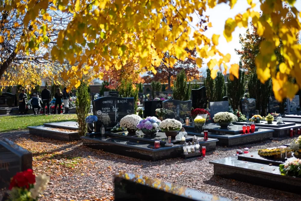 Svi Sveti u Požegi – građani posjećuju grobove najmilijih