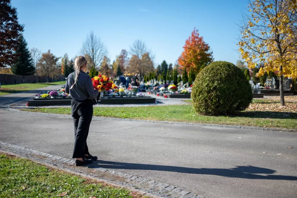 Svi Sveti u Požegi – građani posjećuju grobove najmilijih