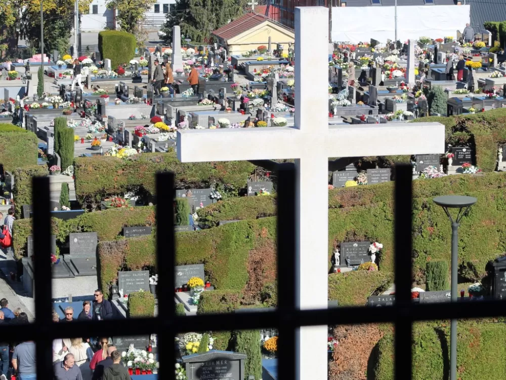 Svi Sveti u Požegi – građani posjećuju grobove najmilijih