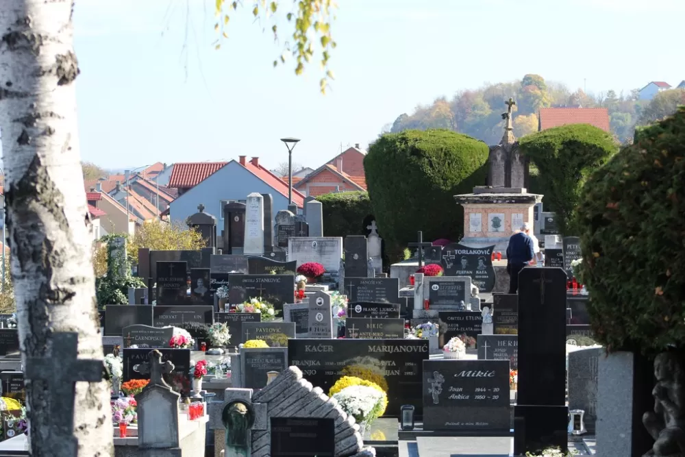 Svi Sveti u Požegi – građani posjećuju grobove najmilijih