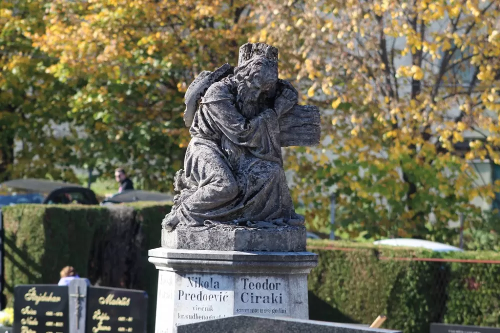 Svi Sveti u Požegi – građani posjećuju grobove najmilijih