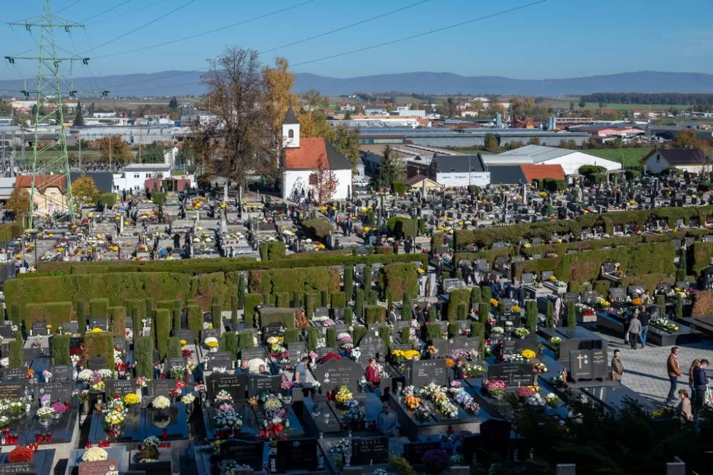 Svi Sveti u Požegi – građani posjećuju grobove najmilijih