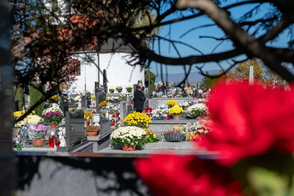 Svi Sveti u Požegi – građani posjećuju grobove najmilijih