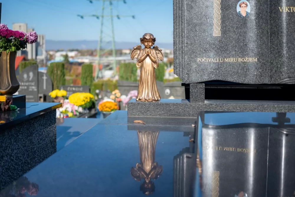 Svi Sveti u Požegi – građani posjećuju grobove najmilijih