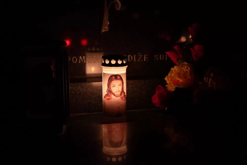 Svi Sveti u Požegi – građani posjećuju grobove najmilijih