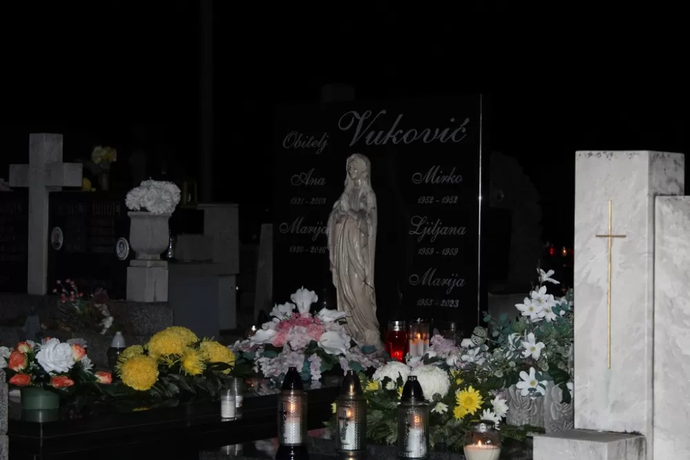 Svi Sveti u Požegi – građani posjećuju grobove najmilijih