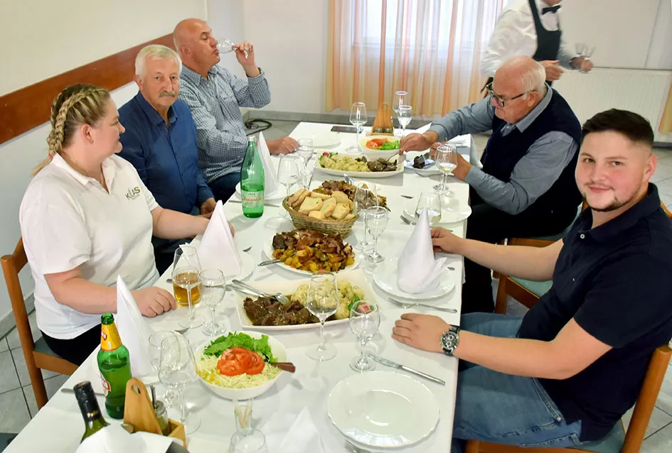 Zahvalno i s ponosom: Mara Bek domjenkom zaključila svoje vinsko kumstvo obitelji Pavić