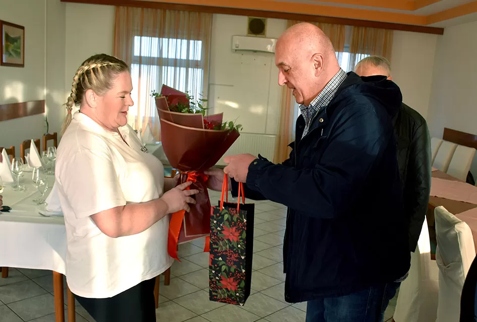 Zahvalno i s ponosom: Mara Bek domjenkom zaključila svoje vinsko kumstvo obitelji Pavić