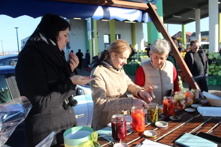 Okusi tradicije i domaće ljubavi: izabrana najbolja zimnica na Gradskoj tržnici u Pleternici