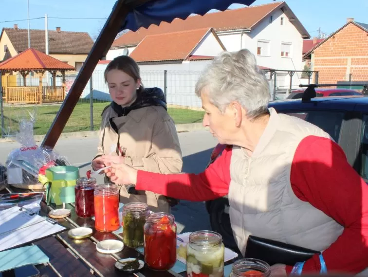 Okusi tradicije i domaće ljubavi: izabrana najbolja zimnica na Gradskoj tržnici u Pleternici