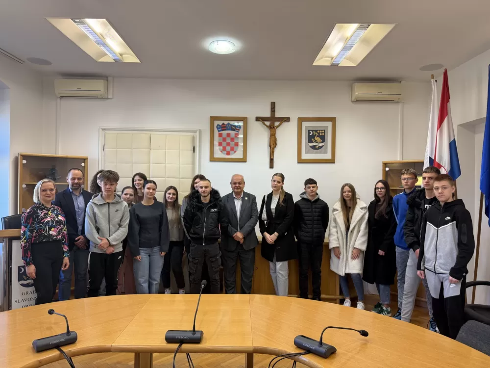 SB Online | Potpisani ugovori o stipendiranju učenika za deficitarna zanimanja