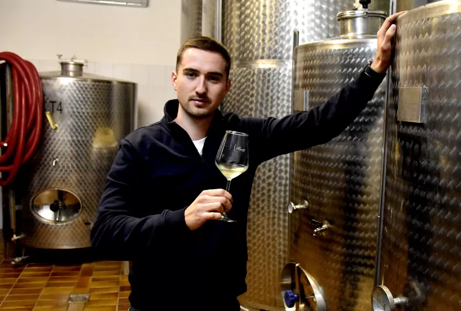 Kroz čašu graševine teče obiteljska priča – Pero Majetić i unuk Lovro Potrebica