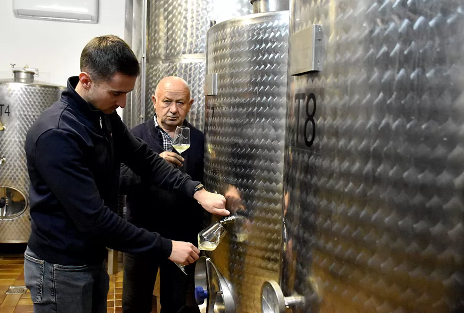 Kroz čašu graševine teče obiteljska priča – Pero Majetić i unuk Lovro Potrebica