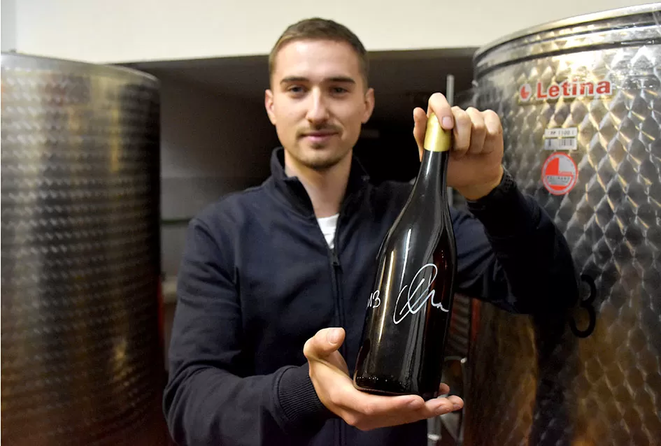 Kroz čašu graševine teče obiteljska priča – Pero Majetić i unuk Lovro Potrebica