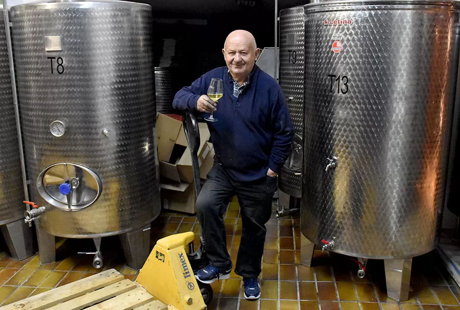 Kroz čašu graševine teče obiteljska priča – Pero Majetić i unuk Lovro Potrebica