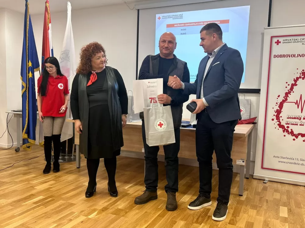 Gradsko društvo Crvenog križa dodijelio priznanja višestrukim darivateljima krvi