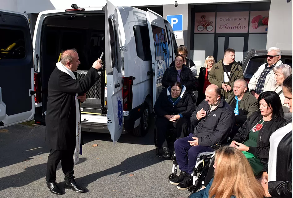 Blagoslovljeno i javnosti predstavljeno novo, prilagođeno vozilo za osobe s invaliditetom