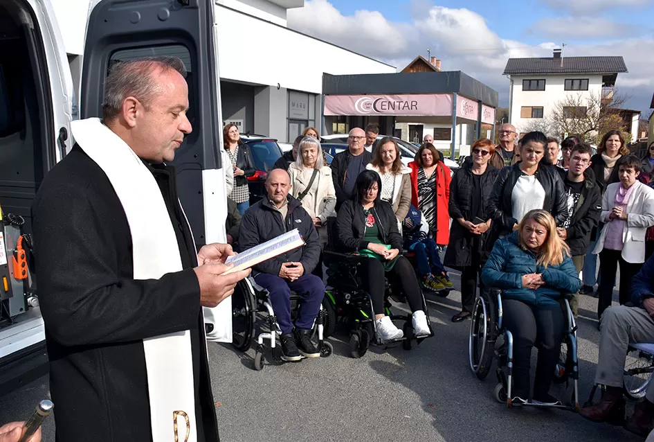 Blagoslovljeno i javnosti predstavljeno novo, prilagođeno vozilo za osobe s invaliditetom