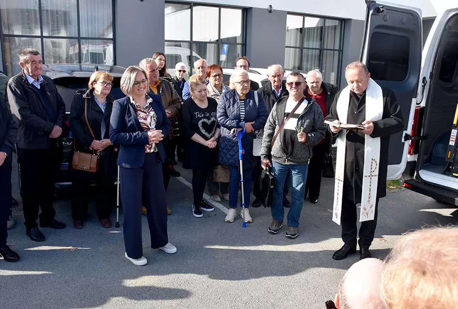 Blagoslovljeno i javnosti predstavljeno novo, prilagođeno vozilo za osobe s invaliditetom