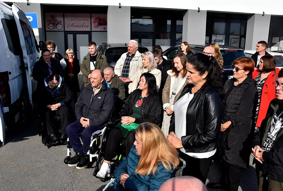 Blagoslovljeno i javnosti predstavljeno novo, prilagođeno vozilo za osobe s invaliditetom